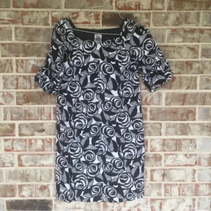 Rare Ivy Jane Collection-Rose Floral Mod Ruffle Sleeve Dress in Black And White